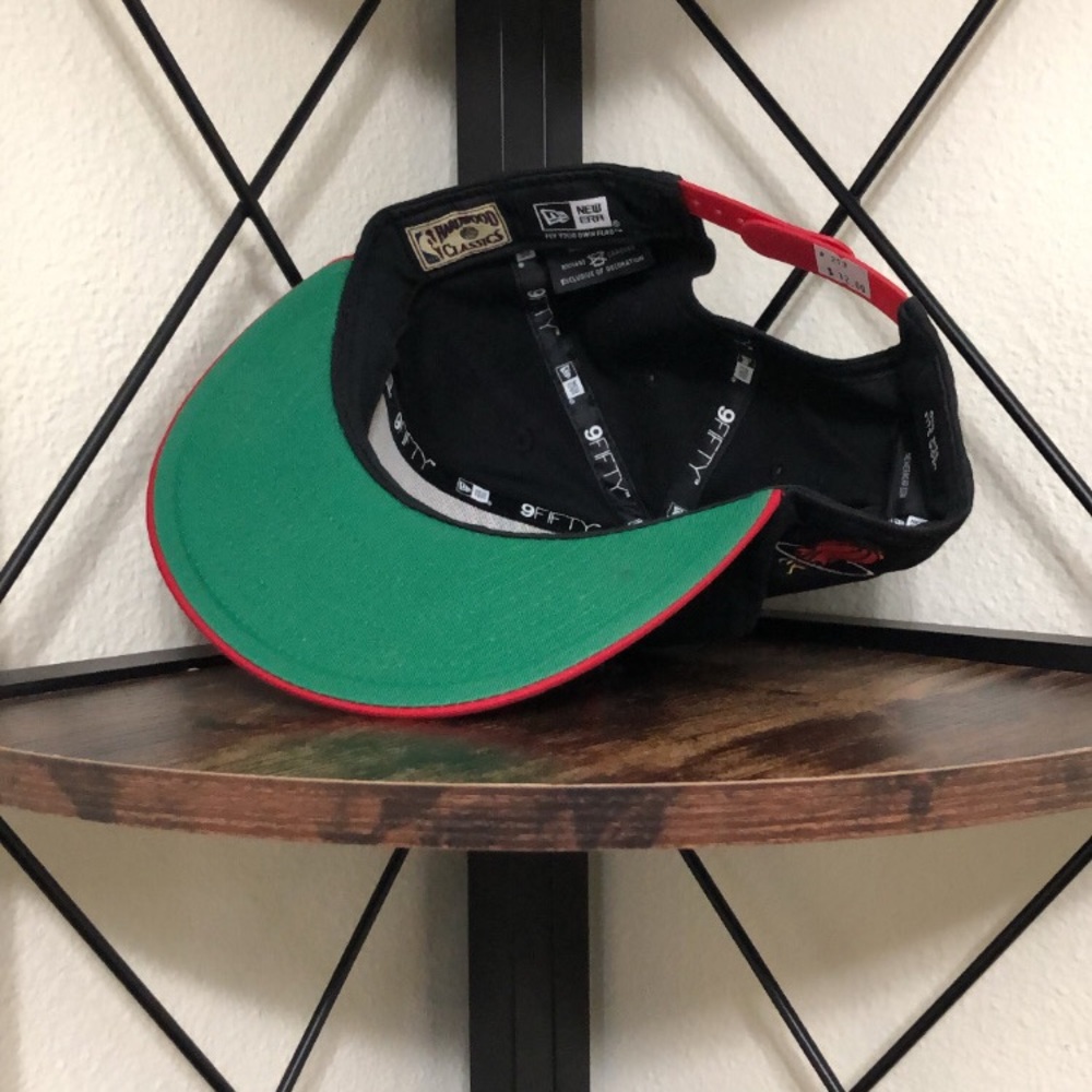 New Era Miami Heats Hardwood Classic Black Snapback Hat - Picture 6 of 7